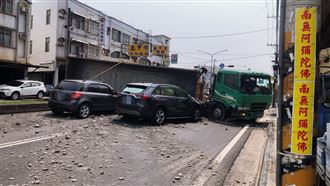 快訊／砂石車暴衝⋯對向車煞不住猛撞