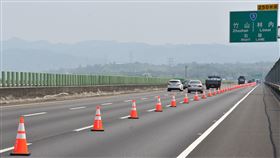 國道外側封路讓蝶道正值紫斑蝶遷徙季節，雲林縣林內鄉長張維崢表示，歷年來高速公路封閉外側車道的「國道讓蝶道」，只要出現每分鐘250隻以上的飛越量，接連2天封路的機率很高，27日上午封路，是一週來第3次，也是歷年僅見。中央社記者葉子綱攝　108年3月27日