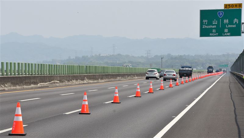 紫斑蝶爆量　國3封林內段北上外側道