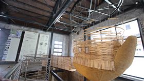 茶屋老懂軒　宜蘭中興文創園區重新亮相日本建築師藤森照信所設計茶屋「老懂軒」，採用竹片、木片、土等自然原料製作，易受氣候因素折損，宜蘭縣文化局委託專業單位移置，21日在中興文創園區有料倉庫重新亮相，未來將不定期推出茶席體驗。（宜蘭縣文化局提供）中央社記者王朝鈺傳真　109年3月21日