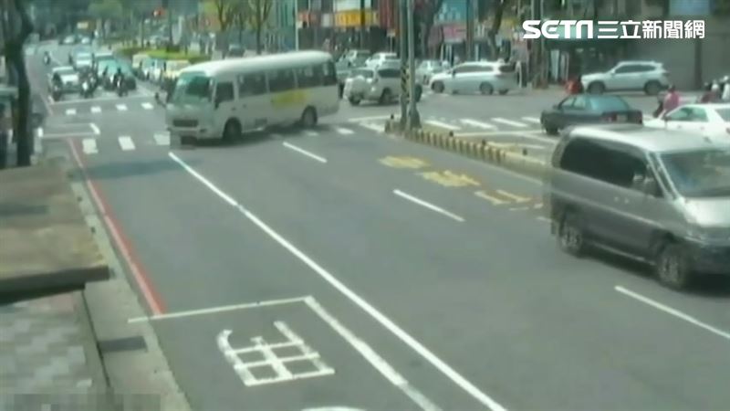 汐止小巴左轉輾斃老翁　驚悚畫面曝光