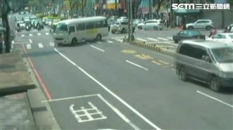 汐止小巴左轉輾斃老翁　驚悚畫面曝光