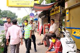 德里餐廳商店關門  司機工人沒工作聚