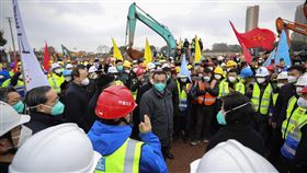 響應政府搶建火神山　工人回不了家還被斷補助（1）當初響應政府赴武漢搶建火神山、雷神山醫院的377名工人，因為隔離14天後仍無法返家，政府又切斷他們的隔離補助，17日憤而集體抗議。圖為中國總理李克強（中），1月27日赴火神山工地，勉勵工人們加班加點，加快建設進度。（中新社提供）中央社　109年3月21日