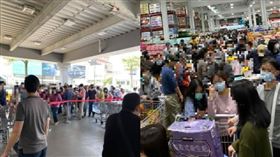 囤貨第4天！好市多汐止店「推車量驚人」：世界末日了嗎？（圖／翻攝自汐止集團臉書）