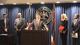 美國密西西比州州長李維茲（中）。（圖／翻攝自Tate Reeves推特）