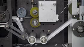 口罩國家隊提前交機　機台零件複雜口罩國家隊提前交機口罩機台，口罩機零件複雜，每一個齒輪都扮演不可或缺的角色。中央社記者林俊耀攝　109年3月21日