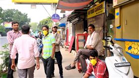 德里餐廳商店關門  司機工人沒工作聚著聊天印度新德里市政府為控制武漢肺炎疫情傳播，令餐廳與商店3月20日起關閉到月底，在商圈附近仰賴乘客搭車的電動人力車和相關行業從業人員沒工作，聚著聊天。中央社記者康世人新德里攝  109年3月21日