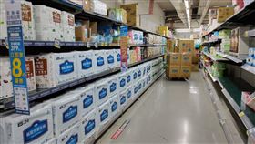 衛生紙掃光光！賣場晚上「慢慢補」　網笑：一直搶購一直爽
圖／翻攝自PTT