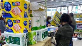 網友隨手拍發現有大媽推推車買衛生紙，發文引發熱議。（圖／翻攝自《爆怨公社》）