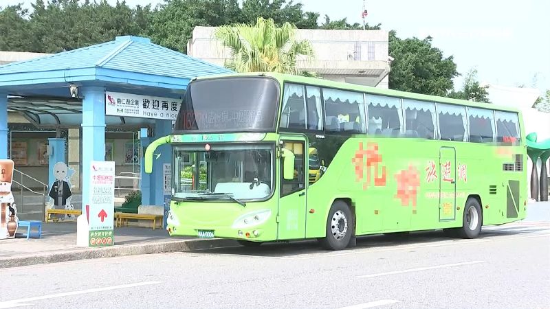 僑生拖行李上一般客運　乘客超緊張