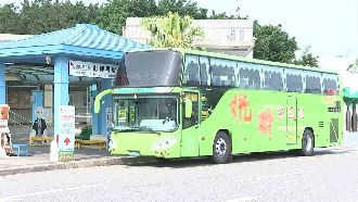 僑生拖行李上一般客運　乘客超緊張