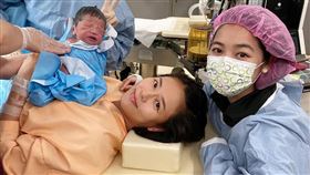 劉香慈在主播妹妹劉方慈的陪伴下產下二寶（圖／翻攝自劉香慈臉書）
