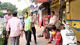 德里餐廳商店關門  司機工人沒工作聚著聊天印度新德里市政府為控制武漢肺炎疫情傳播，令餐廳與商店3月20日起關閉到月底，在商圈附近仰賴乘客搭車的電動人力車和相關行業從業人員沒工作，聚著聊天。中央社記者康世人新德里攝  109年3月21日