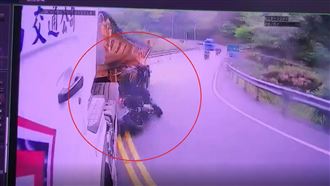 機車加速過彎失敗　竟直接撞上砂石車