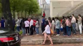 搶物資千人包圍台中好市多　民眾嚇壞：以為要封城了（圖／翻攝畫面）