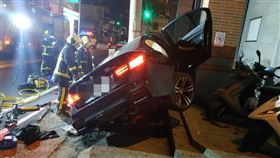 男子酒駕無意識衝撞　BMW變夾心餅車上妻女全嚇傻（圖／翻攝畫面）