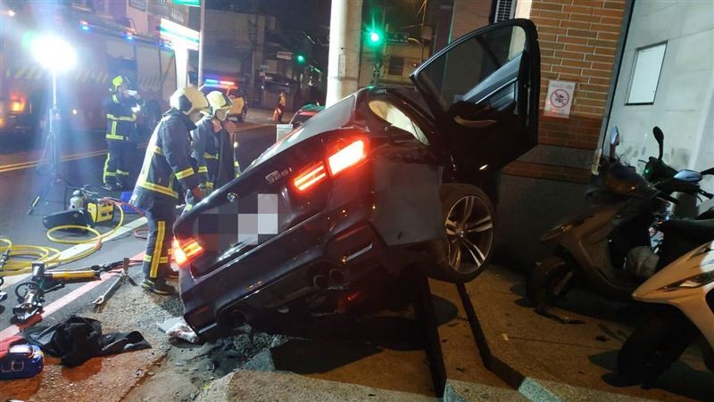 不顧車上載妻小　男酒駕衝撞變夾心餅