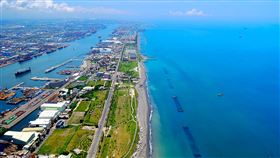 保護旗津海岸不流失　高雄推動多項護岸工程高雄市旗津有美麗的海岸，但是受到沖刷和侵蝕影響，沙灘流失嚴重，海岸線後縮，市府推動多項護岸工程，盼維護沙灘安全並保有海岸線。（高雄市政府提供）中央社記者王淑芬傳真　107年8月13日