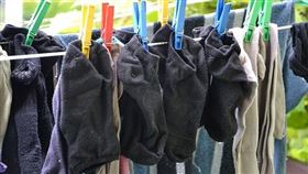 晾衣服、襪子、洗衣服、曬乾、衣物（圖／pixabay）