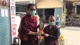 傳承賽德克族語　堪布松柏仁波切獲原民專業獎章原住民族委員會副主委伊萬．納威（前右）22日出席靜宜大學賽德克族研究中心揭牌儀式，並親自頒贈三等原住民族專業獎章給堪布松柏仁波切（前左），表彰他對賽德克族語的保存與發展，具有重大貢獻。（原民會提供）中央社記者張雄風傳真　109年3月22日