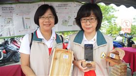林務局推國產材驗證標章　盼杜絕盜伐林務局嘉義林區管理處22日在嘉義縣植樹活動會場，推動國產材驗證標章，手機掃描木材上的QRCode標籤，就可以知道木材的來源，盼杜絕國內盜伐木材的銷售管道。中央社記者蔡智明攝　109年3月22日