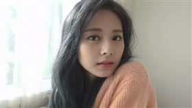 周子瑜成為TWICE首位推出個人寫真書成員。（圖／翻攝自YouTube）