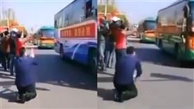 中國一家11口全感染痊癒　老翁舉五星旗跪謝醫護
圖翻攝自微博