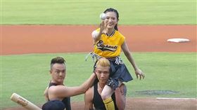 劉真曾經幫中信兄弟開球。（圖／翻攝自CPBL TV）