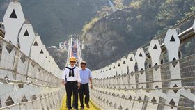 雙龍吊橋預計109年開放　南投縣議員考察南投縣政府在信義鄉雙龍瀑布興建全台最長的雙龍七彩吊橋，109年即將開放，園區現已接近完工，縣議員11日實地考察，多數肯定縣府用心規畫及施工品質。（南投縣政府提供）中央社記者蕭博陽南投縣傳真　108年11月11日