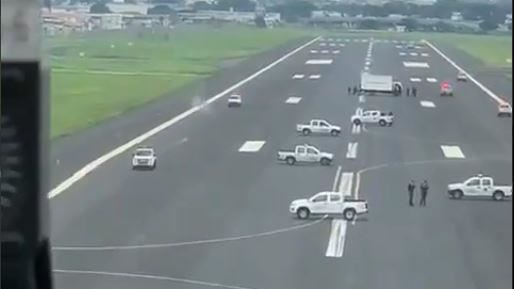 狂！厄瓜多市長要警車　阻擋飛機降落