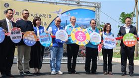 高雄多功能經貿園區道路開通高雄市政府地政局23日辦理多功能經貿園區時代大道西段及南側重劃區道路通車儀式，市長韓國瑜（右4）出席，並重申推動「香港村」構想，他說去年港人在高雄置產131間，堅信未來高雄會像武當派，有後發優勢。中央社記者王淑芬攝  109年3月23日