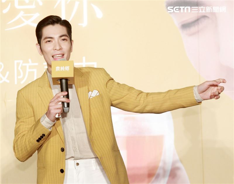 蕭敬騰喝雞精保持身體最佳狀況，提前過生日。（記者邱榮吉/攝影）