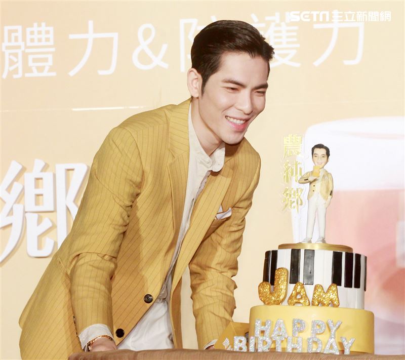 蕭敬騰喝雞精保持身體最佳狀況，提前過生日。（記者邱榮吉/攝影）