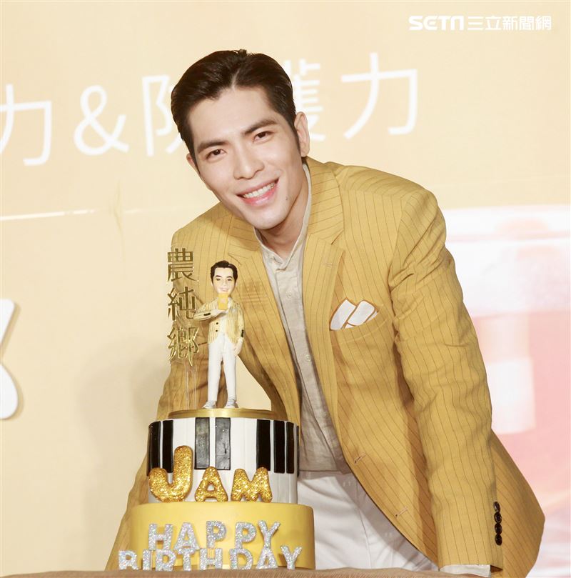 蕭敬騰喝雞精保持身體最佳狀況，提前過生日。（記者邱榮吉/攝影）