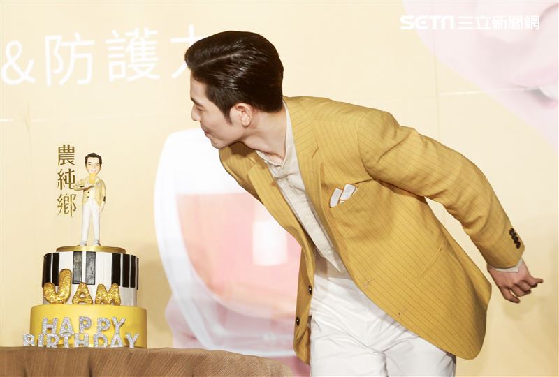 蕭敬騰喝雞精保持身體最佳狀況，提前過生日。（記者邱榮吉/攝影）