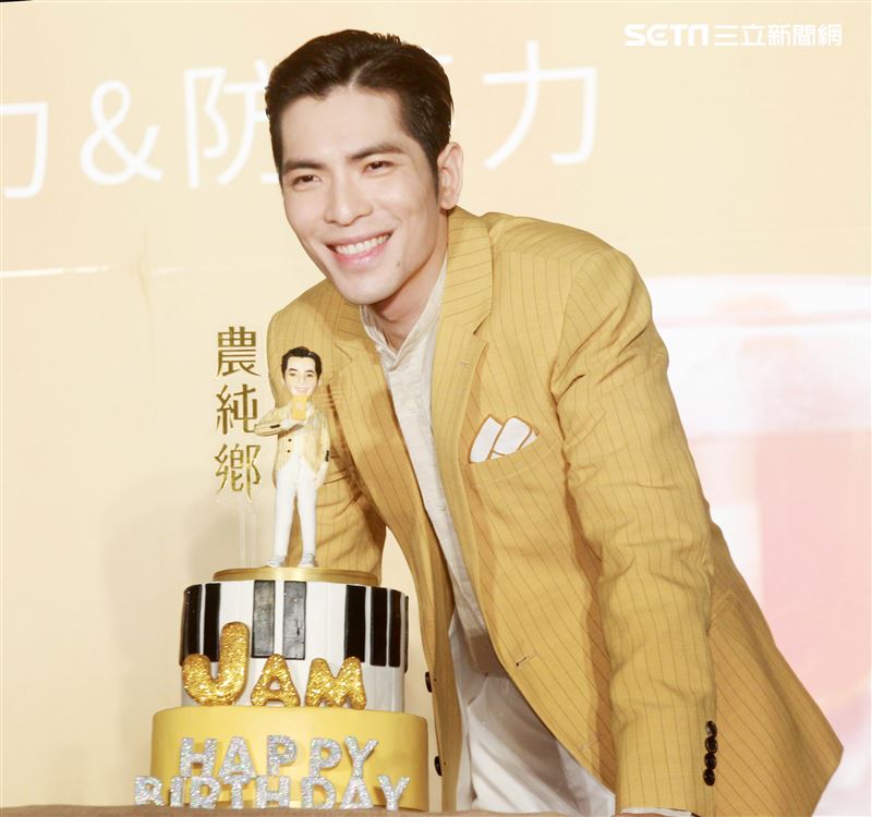 蕭敬騰喝雞精保持身體最佳狀況，提前過生日。（記者邱榮吉/攝影）