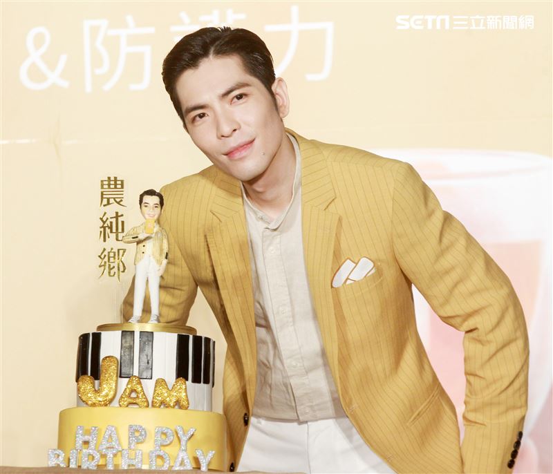 蕭敬騰喝雞精保持身體最佳狀況，提前過生日。（記者邱榮吉/攝影）