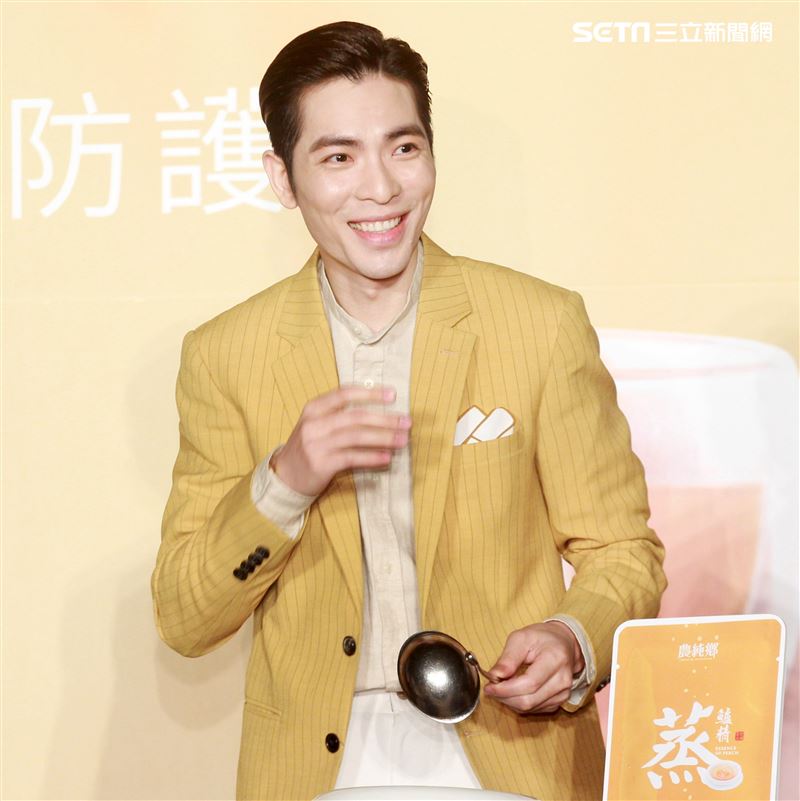 蕭敬騰喝雞精保持身體最佳狀況，提前過生日。（記者邱榮吉/攝影）