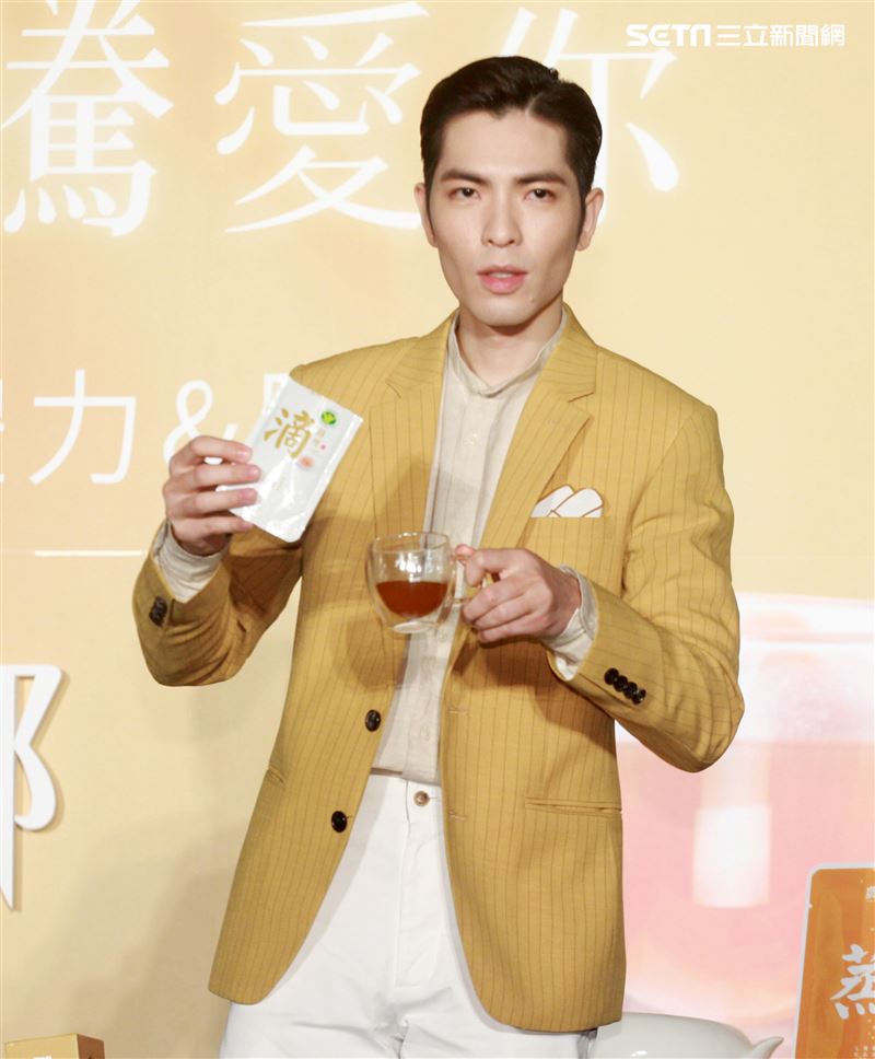蕭敬騰喝雞精保持身體最佳狀況，提前過生日。（記者邱榮吉/攝影）