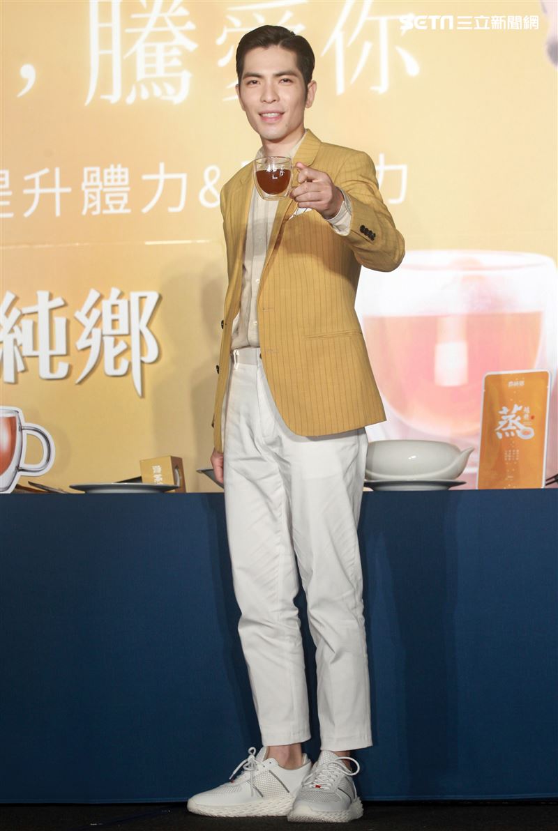 蕭敬騰喝雞精保持身體最佳狀況，提前過生日。（記者邱榮吉/攝影）