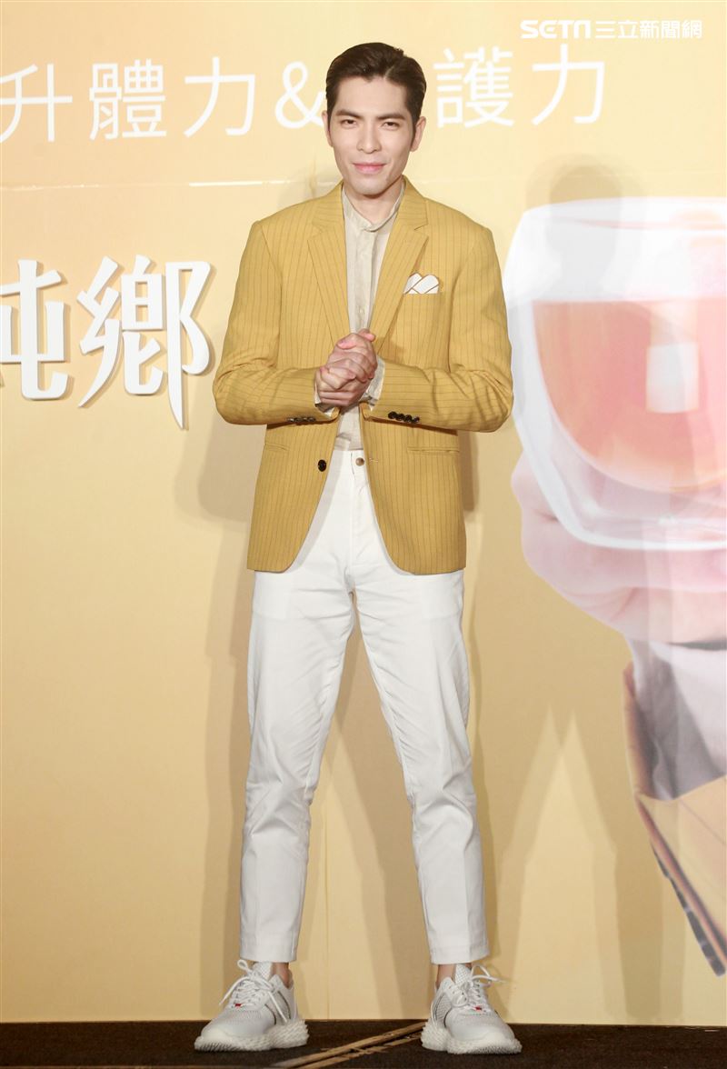 蕭敬騰喝雞精保持身體最佳狀況，提前過生日。（記者邱榮吉/攝影）