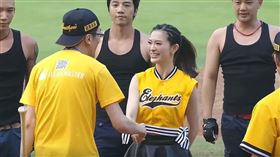 吳德威邀請劉真開球。（圖／翻攝自CPBL TV）