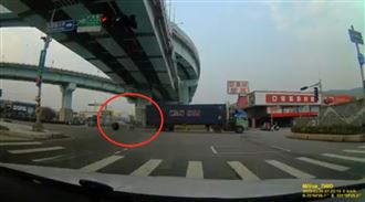 聯結車轉彎噴風火輪　機警騎士急逃命