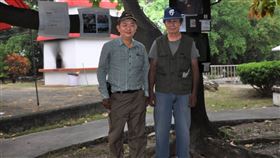 鄭培業返鄉圓夢　納骨堂前開攝影展（3）高雄市攝影學會榮譽博學會士鄭培業（左）最近圓夢，返回家鄉屏東林邊鄉開攝影展，提醒民眾慎終追遠。（鄭培業提供）中央社記者郭芷瑄傳真　109年3月23日