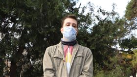 中國隱匿疫情 土耳其大學生切利克巴什寫信索賠土耳其大學生切利克巴什（圖）致函中國駐土耳其大使館，要求中國政府承擔隱匿武漢肺炎疫情的責任並「賠償」。他22日戴口罩和橡膠手套「全副武裝」受訪。中央社記者何宏儒伊茲米特攝　109年3月23日