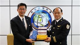 慈濟慈善事業基金會公傳處林弘展主任捐贈手套、茶樹酒精消毒液。（圖／慈濟慈善事業基金會提供）