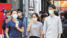 憂疫症捲土重來　港人不敢摘口罩香港本地確診武漢肺炎個案近日回升，令人憂慮疫症在平靜一段時間後捲土重來，圖為中環商業區上班族依然戴口罩防疫。中央社記者張謙香港攝 109年3月23日
