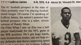 當年報導指詹皇在美式足球同樣天賦異稟。（圖／翻攝自LeBron James IG）