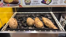 地瓜,徒手,捏,超商,武漢肺炎(翻攝自 爆怨公社)